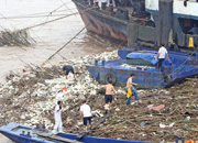 重庆长江水涨9米漂百吨垃圾