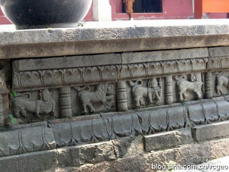 大殿须弥座束腰处的狮身人面像也是印度教寺院的遗物