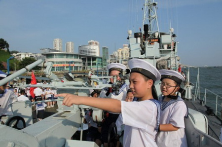夏令营百名小海军登上猛虎舰艇体验海军生活