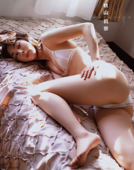 秋山莉奈身高163cm，因细腰丰臀在日本被称为“美臀女王”，在日剧《假面骑士颚门》中出演风谷真鱼，主演过电影《哥特系萝莉处刑人》。