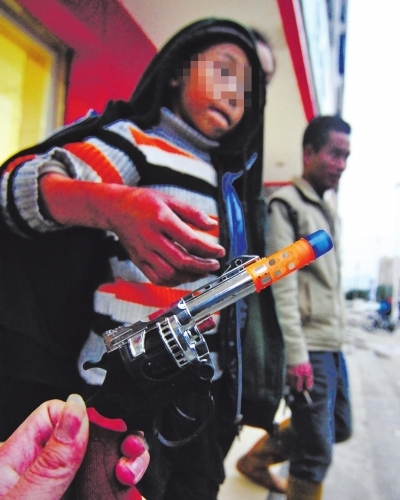 玩具枪火药爆炸 福州9岁男孩右手被烧伤(组图