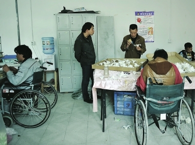 组图:找工作的残疾人朋友握手感谢吴耀环_新闻