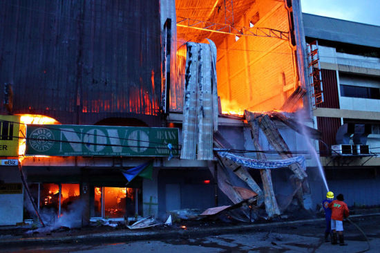 菲律宾警方9日说，该国南部北阿古桑省武端市的一家商场当天凌晨发生火灾，迄今已造成18人死亡，至少4人被困。