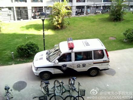警车为学生运行李遭质疑 福州公安局微博回应