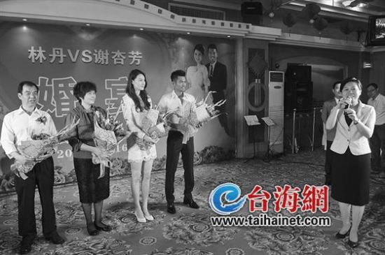 ▲婚礼现场，上杭县委书记祝福林丹夫妇