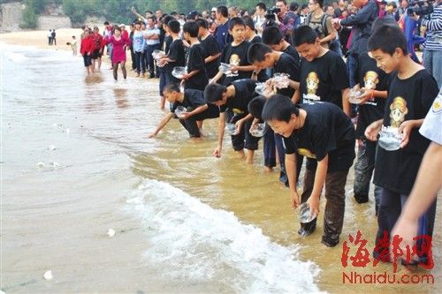 三十二名参与祭典活动的孩子，在海边进行放生仪式