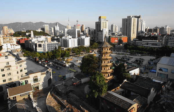 如今，白塔和乌塔矗立在林立的高楼之间。（图片来源：福州市区划地名网）