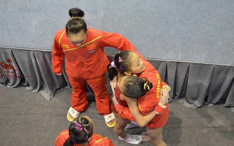 中国女队比赛下场后互相拥抱鼓励