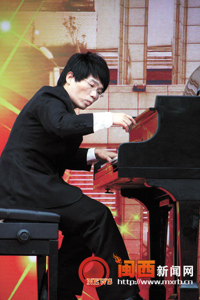 著名青年钢琴家陈银华回上杭演出参加校庆