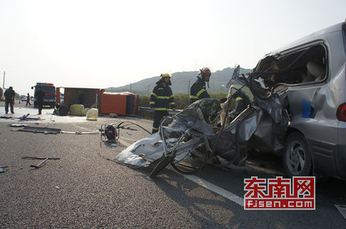 车祸致江淮商务车上2名驾乘人员当场死亡，另有三名人员受伤