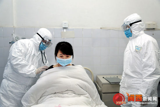  昨日下午，市第一医院开展人感染H7N9禽流感应急演练。图为抢救小组正对“疑似病人”进行专家会诊。(记者 罗姝 通讯员 钟丽玲 摄)
