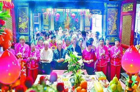 林桥村的妈祖信众们在文峰天后宫祭拜妈祖