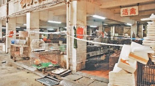韭菜园市场内禽类交易区已然“禽走笼空”。记者 郑瑜 摄