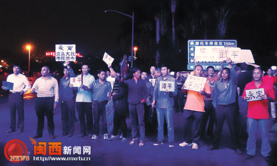  每天晚上9点，南京到龙岩的动车到站时出站口站满了举牌叫喊拉客的司机。