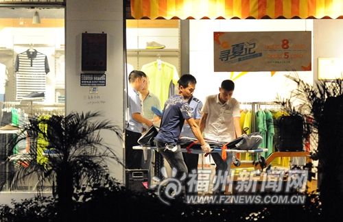 福州男子持刀劫持服装店女老板 被特警当场击