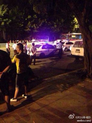 高清图—福建六一路景城酒店2名男子劝架被撞致1死1伤