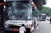 福州3辆公交车进站时连环撞