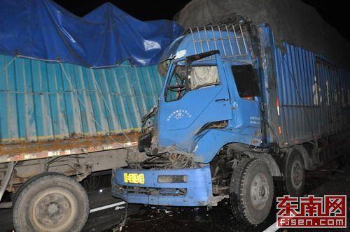 沈海高速宁德出口处两辆货车追尾 造成2死2伤