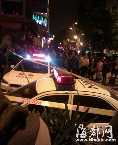 福州网友微博直播 男子持刀劫持奔驰车中女童