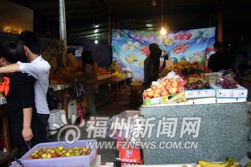 “美食街”里的水果摊是大学生们购买水果的主要场所