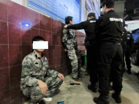 宁化:巡特警大队抓获一名持刀的假冒军人
