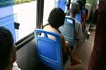 女子赤裸上身坐公交车